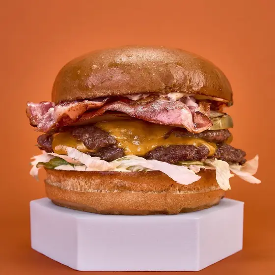 Смаш Cheeseburger с две кюфтета, разтопен чедър, бекон и айсберг в питка бриош