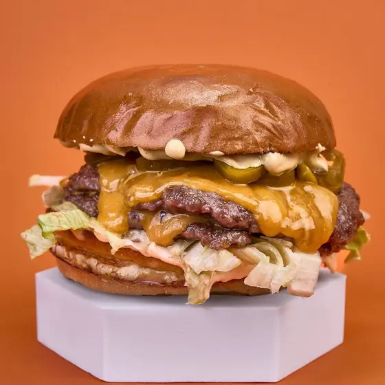Смаш бургер Jalapeño Beef с чедър, айсберг и халапеньо в питка бриош